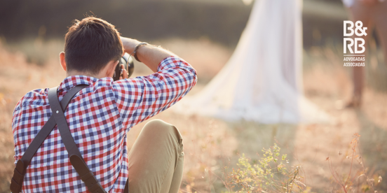 Fotógrafo que perdeu fotos de casamento é condenado a indenizar casal em R$ 2 mil